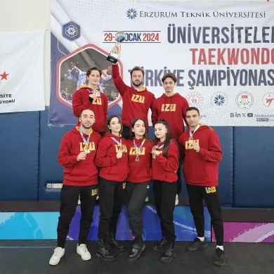Türkiye+Taekwondo+Şampiyonu;+İZÜTürkiye+Üniversite+Sporları+Federasyonu+tarafından,+Erzurum’da+düzenlenen+Türkiye+Taekwondo+Şampiyonası’nda+takımımız,+Türkiye+Şampiyonu+oldu.Türkiye+Şampiyonu(Erke (2)
