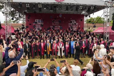 İZÜ'de 12. Mezuniyet Coşkusu