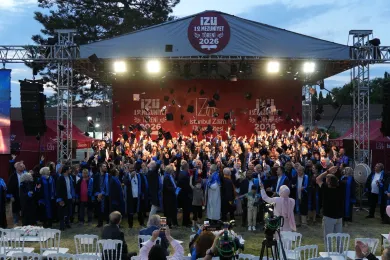 İZÜ'de 12. Mezuniyet Coşkusu