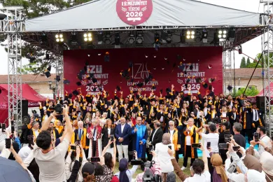 İZÜ'de 12. Mezuniyet Coşkusu